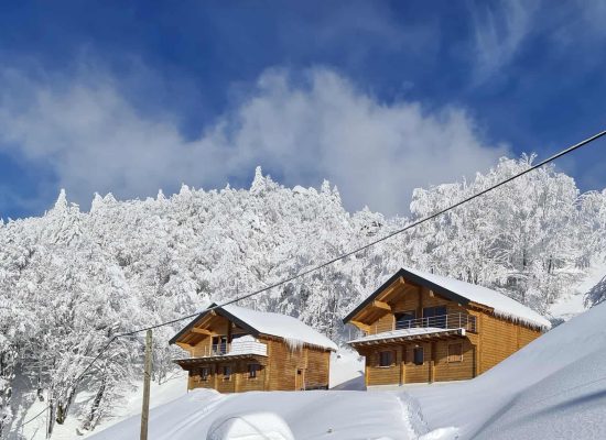 Chalets du Col au Lioran sous la neige