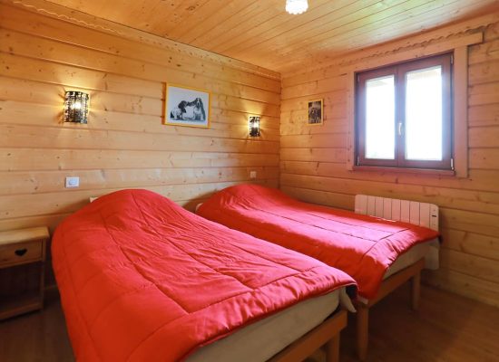 Chambre 1 au rez-de-chaussée : 2 lits une personne - chalet gîte du Col Station du Lioran