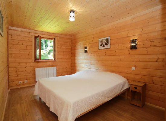 Chambre 2 au rez-de-chaussée : 1 lit 180 x 200 - chalet gîte du Col Station du Lioran