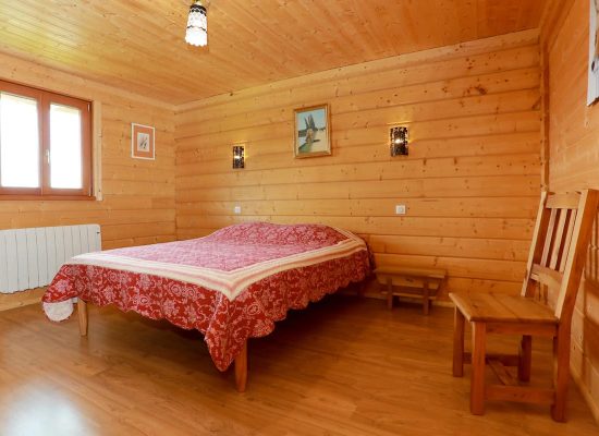 Chambre 3 au rez-de-chaussée : 1 lit 160 - chalet gîte du Col Station du Lioran